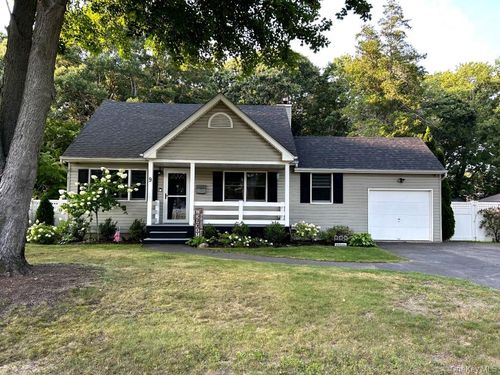 9 Runyon St, Bay Shore, NY, 11706-6135 | Card Image