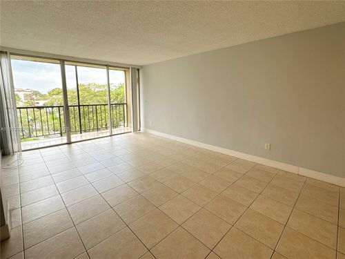 apt-402-8840 Fontainebleau Blvd, Miami, FL, 33172-6426 | Card Image
