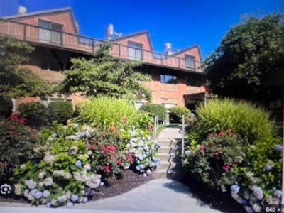 2G - 267 Locust St, Condo with 1 bedrooms, 1 bathrooms and 1 parking in Northampton MA | Image 1