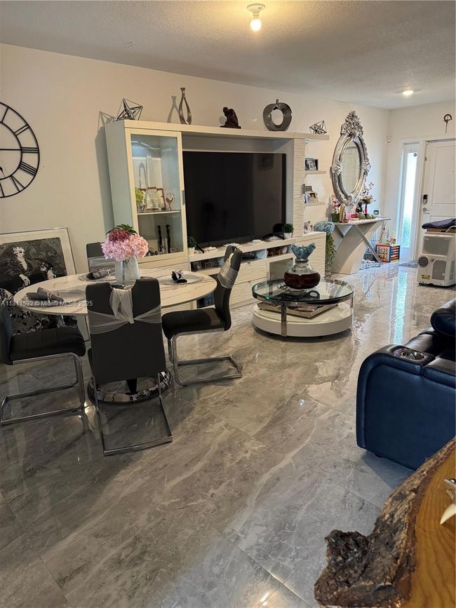 495 Ne 5 Th Way, Townhouse with 3 bedrooms, 3 bathrooms and null parking in Florida City FL | Image 7