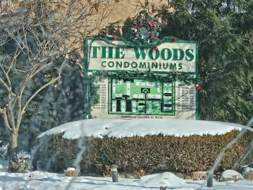 18328 University Park Dr, Livonia, MI, 48152-2628 | Card Image