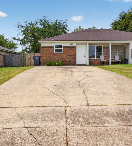 1128 Pleasant Valley Ln, Arlington, TX, 76015-3526 | Card Image