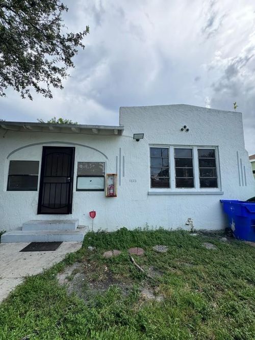 1832 Nw 49th St, MIAMI, FL, 33142-4011 | Card Image