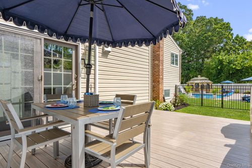 939 Manor Ln, Bay Shore, NY, 11706-7514 | Card Image