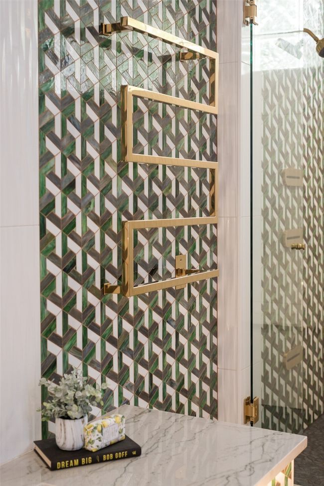 Heated towel bar conveniently located between the tub and shower. | Image 13