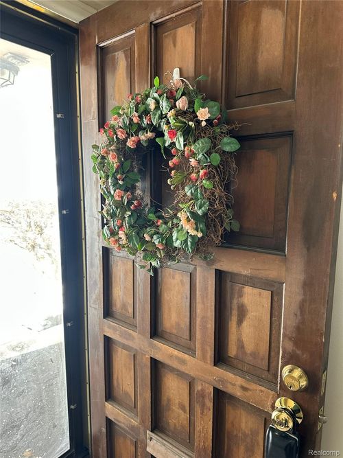 39-18059 University Park Dr, Livonia, MI, 48152-3928 | Card Image