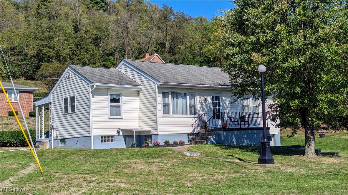 Maple Ave, Bellaire, OH 43906
