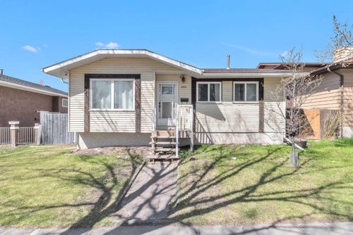 4056 44 Ave Ne, Calgary, AB, T1Y5X9 | Card Image