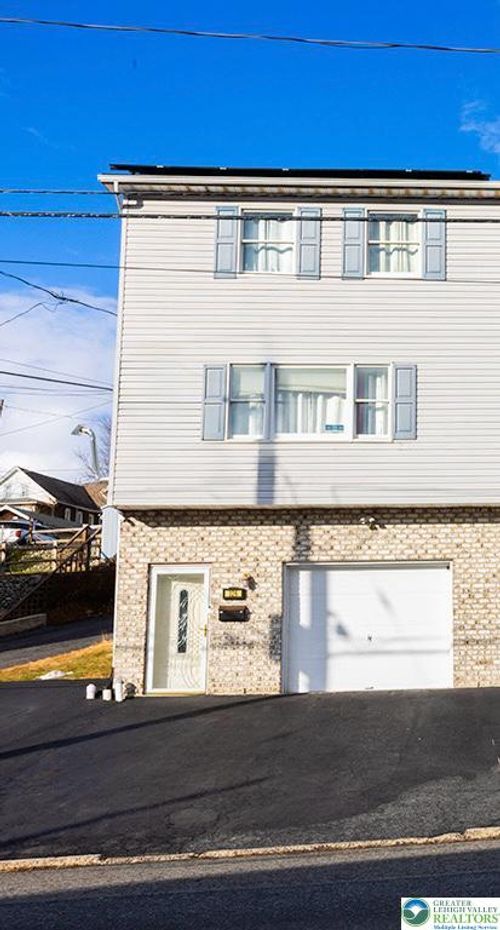 326 Chestnut St, Slatington, PA, 18080-1564 | Card Image