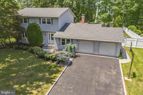 22 Woodland Dr, East Windsor, NJ, 08520-2115 | Card Image