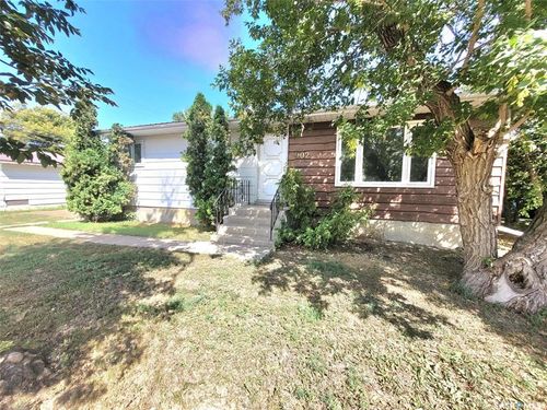 902 Albert Street, Moose Jaw, SK, S6H2X9 | Card Image