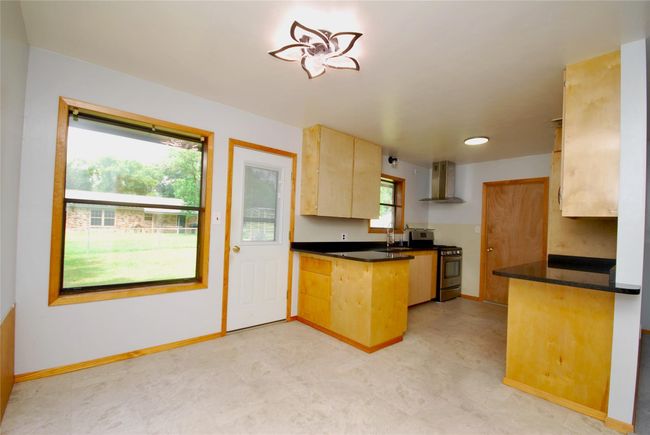 904 S Peck St, House other with 3 bedrooms, 1 bathrooms and 1 parking in Shiner TX | Image 6