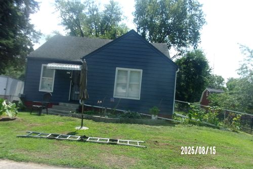 427 E Oak St, Watseka, IL, 60970-1436 | Card Image