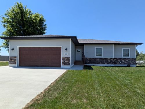 1508 Country Club Dr, Elk Point, SD, 57025-2298 | Card Image