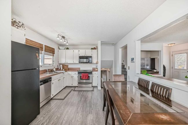 195 Pinecliff Way Ne, Home with 3 bedrooms, 2 bathrooms and 4 parking in Calgary AB | Image 13