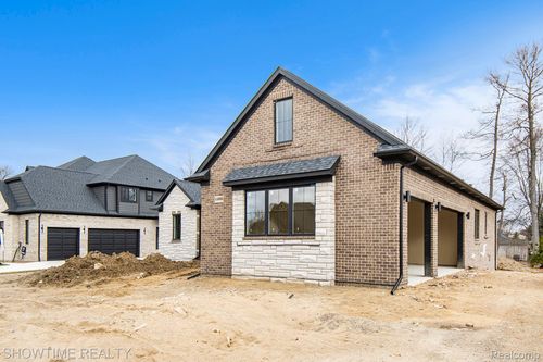 11695 Encore Dr, Utica, MI, 48315-2330 | Card Image