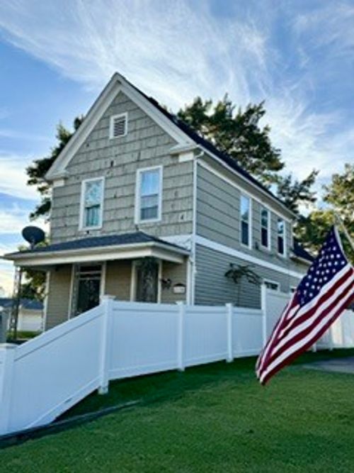 2004 College Ave, Davenport, IA, 52803-2415 | Card Image