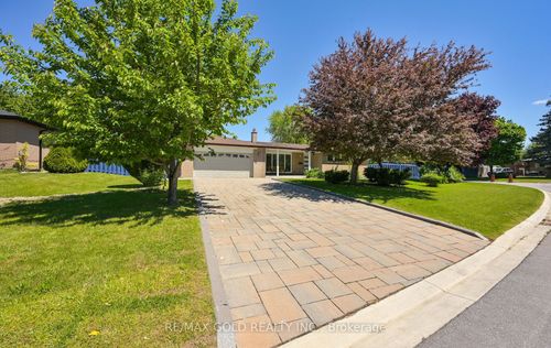 15 Flavian Cres, Brampton, ON, L6T3P2 | Card Image