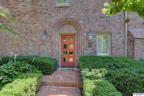 8910 Douglas Ct, Omaha, NE, 68114-4075 | Card Image
