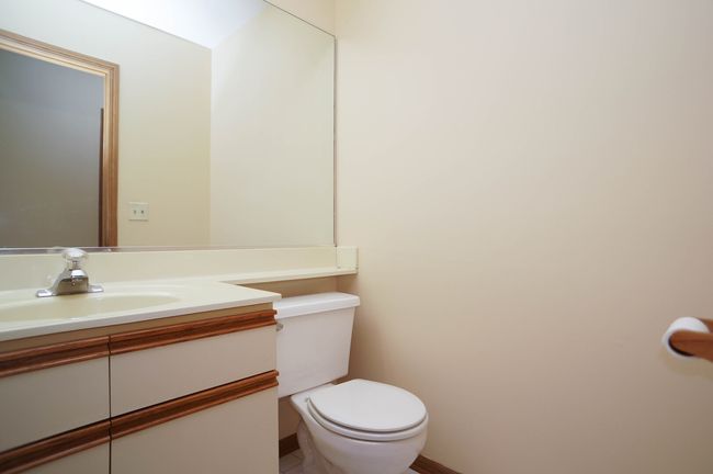 671 Legends Dr, Home with 3 bedrooms, 3 bathrooms and 2 parking in Carol Stream IL | Image 6