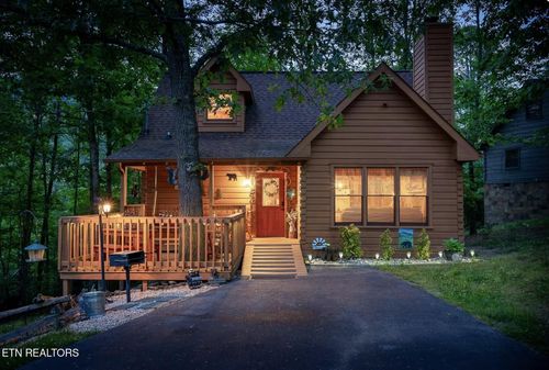 3513 Country Pines Way, Sevierville, TN, 37876-8782 | Card Image