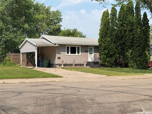 348 Myrtle Avenue, House with 4 bedrooms, 2 bathrooms and 2 parking in Yorkton SK | Card Image