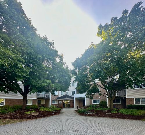 200-260 Brittany Dr, Ottawa, ON, K1K4M2 | Card Image