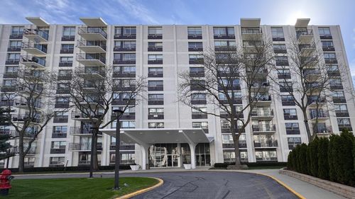 8c-9001 Golf Road, Des Plaines, IL, 60016 | Card Image