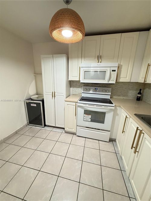 318-2025 Ne 164th St, North Miami Beach, FL, 33162-4154 | Card Image