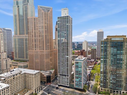24c-1000 E Oak St, Chicago, IL, 60611-1421 | Card Image