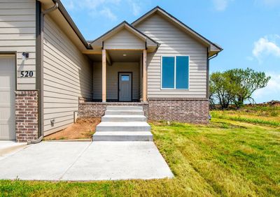 Property entrance with a yard | Image 2