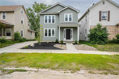 583 Creedmore Ave, Barberton, OH, 44203-2215 | Card Image