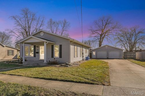 812 W Mill St, Staunton, IL, 62088-1652 | Card Image
