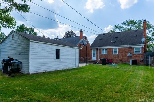 20251 Country Club Dr, Harper Woods, MI, 48225-1647 | Card Image