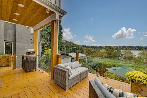 5822 E Green Lake Way N, Seattle, WA, 98103-5751 | Card Image