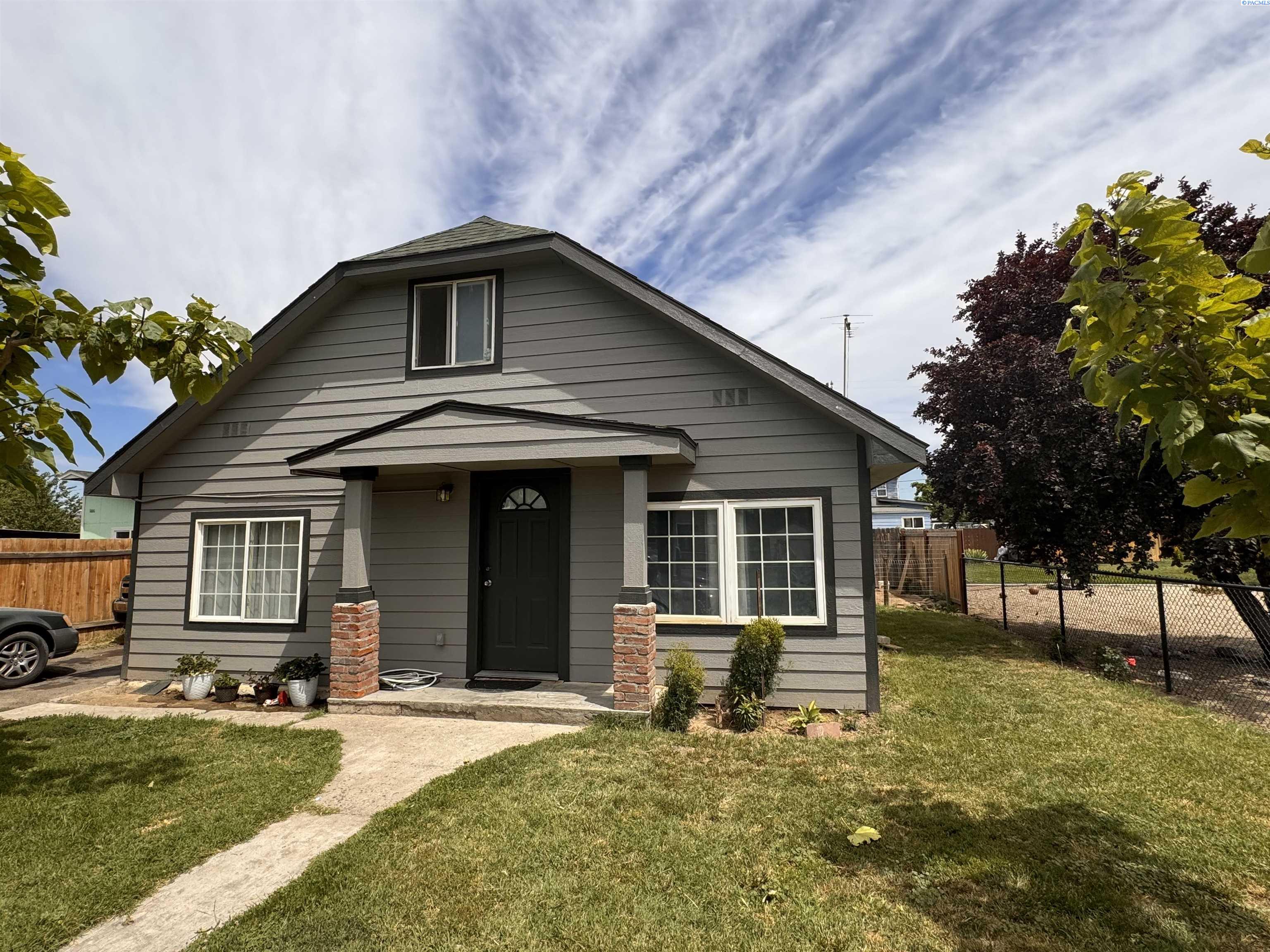 10th St, Sunnyside, WA 98944