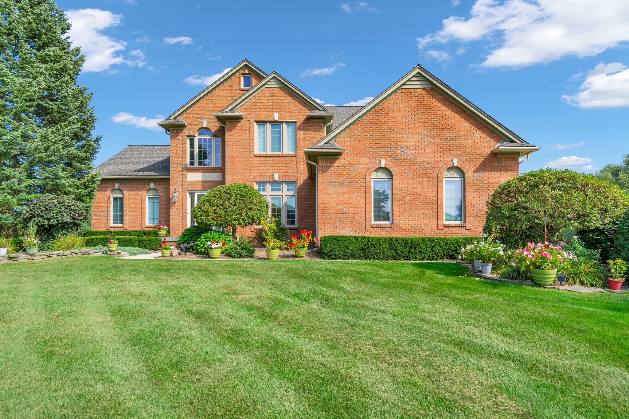 Woodside Ct, Lake Orion, MI 48359