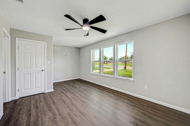 212 S Walnut Ave, House other with 3 bedrooms, 2 bathrooms and 2 parking in Luling TX | Image 17