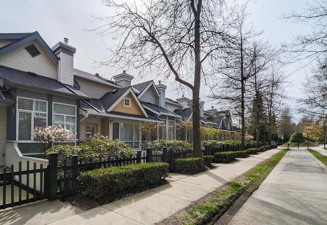 6828 Village Grn, Townhouse with 3 bedrooms, 2 bathrooms and 2 parking in Burnaby BC | Image 4