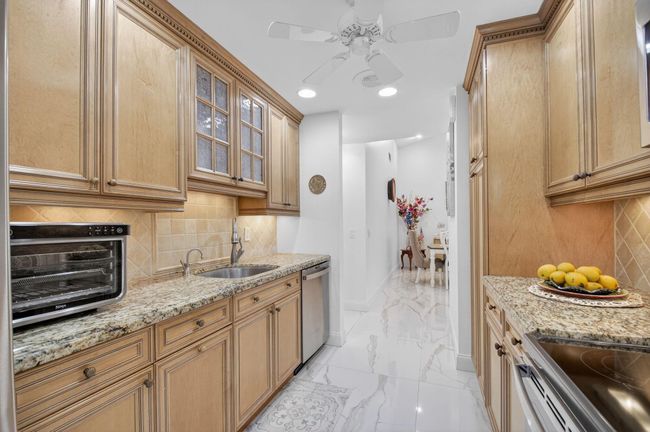 6858 Fountains Cir, Condo with 3 bedrooms, 3 bathrooms and null parking in Lake Worth FL | Image 18