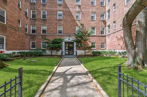 4d-821 Bronx River Rd, Yonkers, NY, 10708-8012 | Card Image