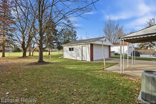 30045 Iroquois Dr, Warren, MI, 48088-5011 | Card Image