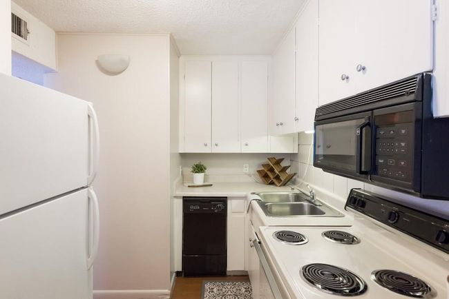 APT-213 - 3212 Red River St, Condo with 2 bedrooms, 1 bathrooms and 47 parking in Austin TX | Image 5