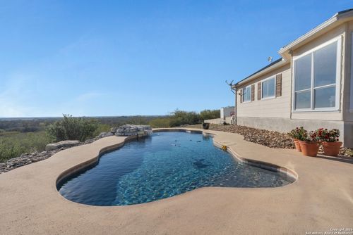 3239 County Road 467, Devine, TX, 78016-4018 | Card Image