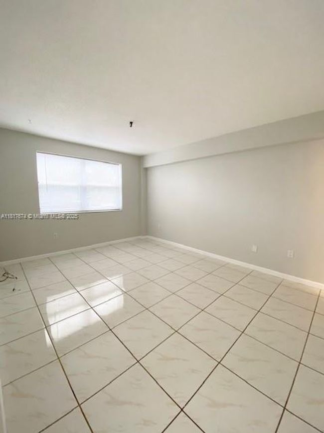 APT-209 - 201 180 Th Dr, Condo with 1 bedrooms, 2 bathrooms and null parking in Sunny Isles Beach FL | Image 9