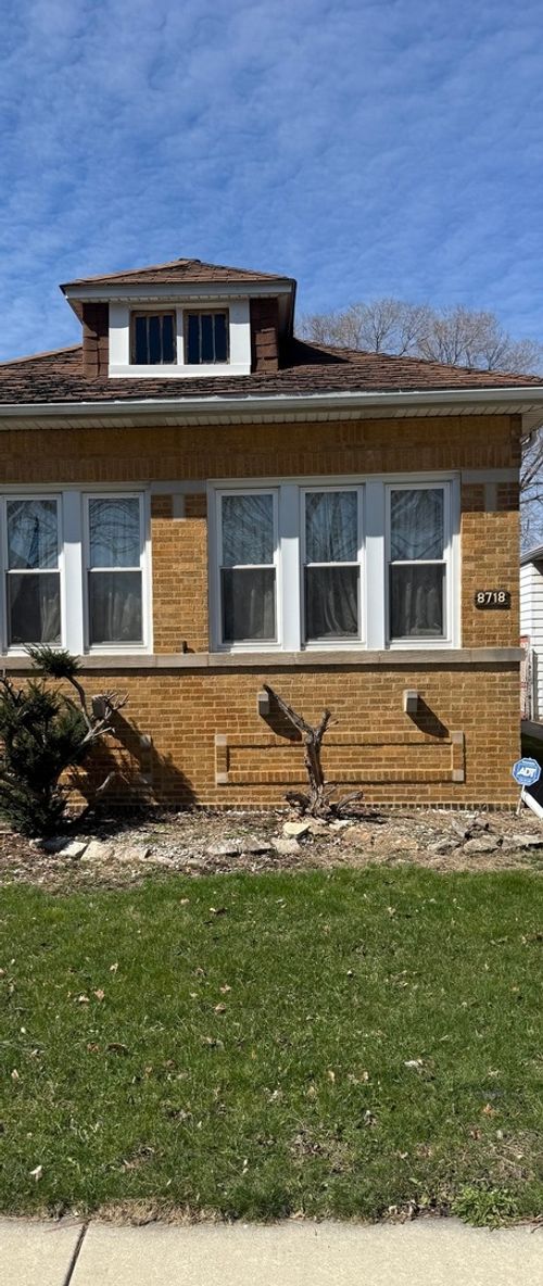 8718 S Euclid Ave, Chicago, IL, 60617-2905 | Card Image