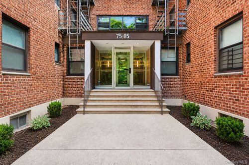 4n-75-05 210th St, Oakland Gardens, NY, 11364-3207 | Card Image