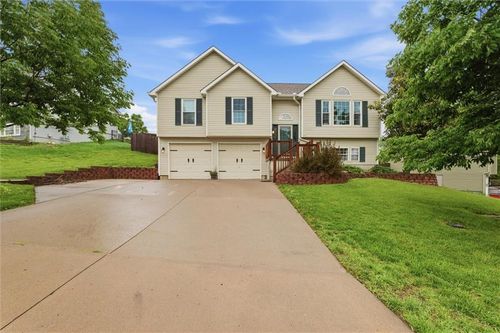 210 E Whispering Hills Blvd, Lone Jack, MO, 64070-9303 | Card Image