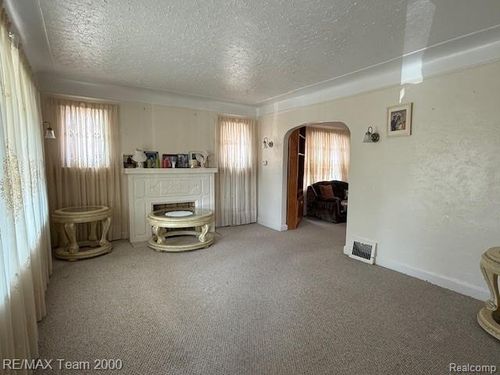 6616 Reuter St, Dearborn, MI, 48126-1898 | Card Image