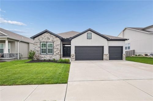 1121 Cheshire Dr, Lee's Summit, MO, 64083-6121 | Card Image